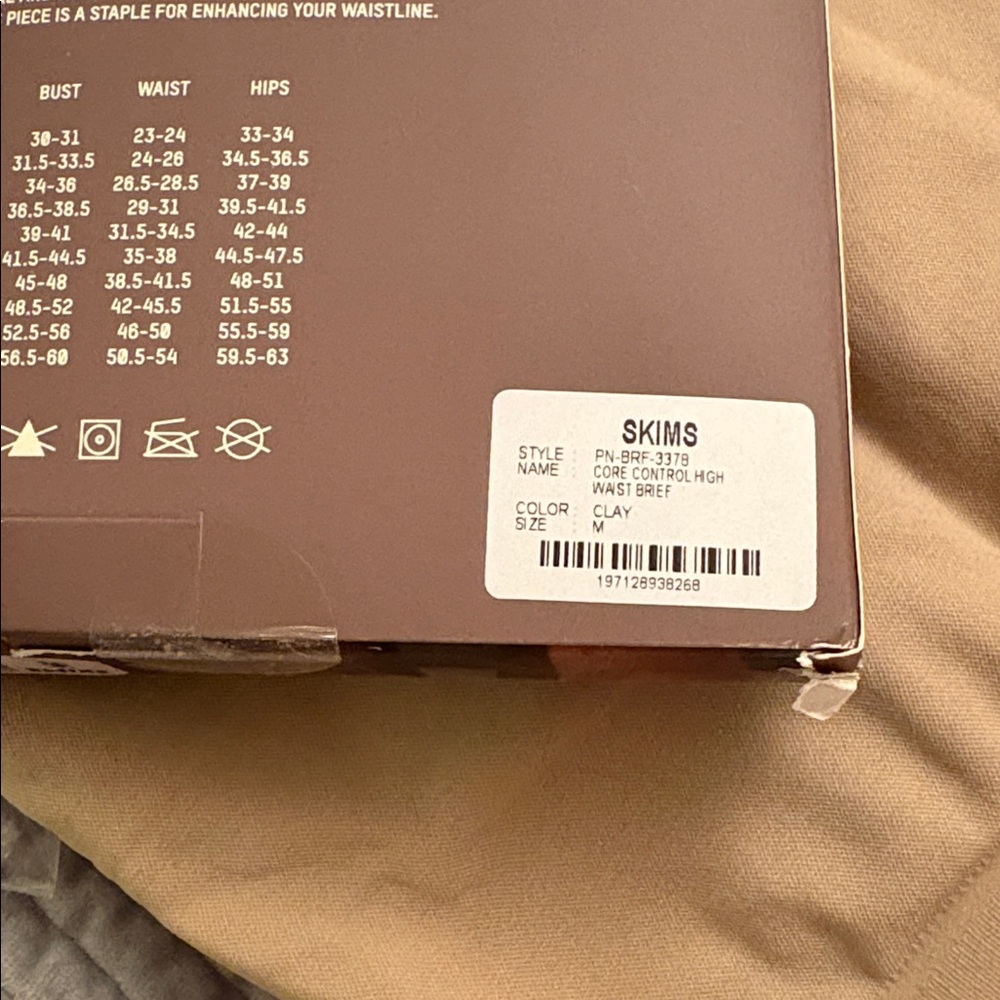 SKIMS CLAY core control brief Medium - Picture 3 of 8